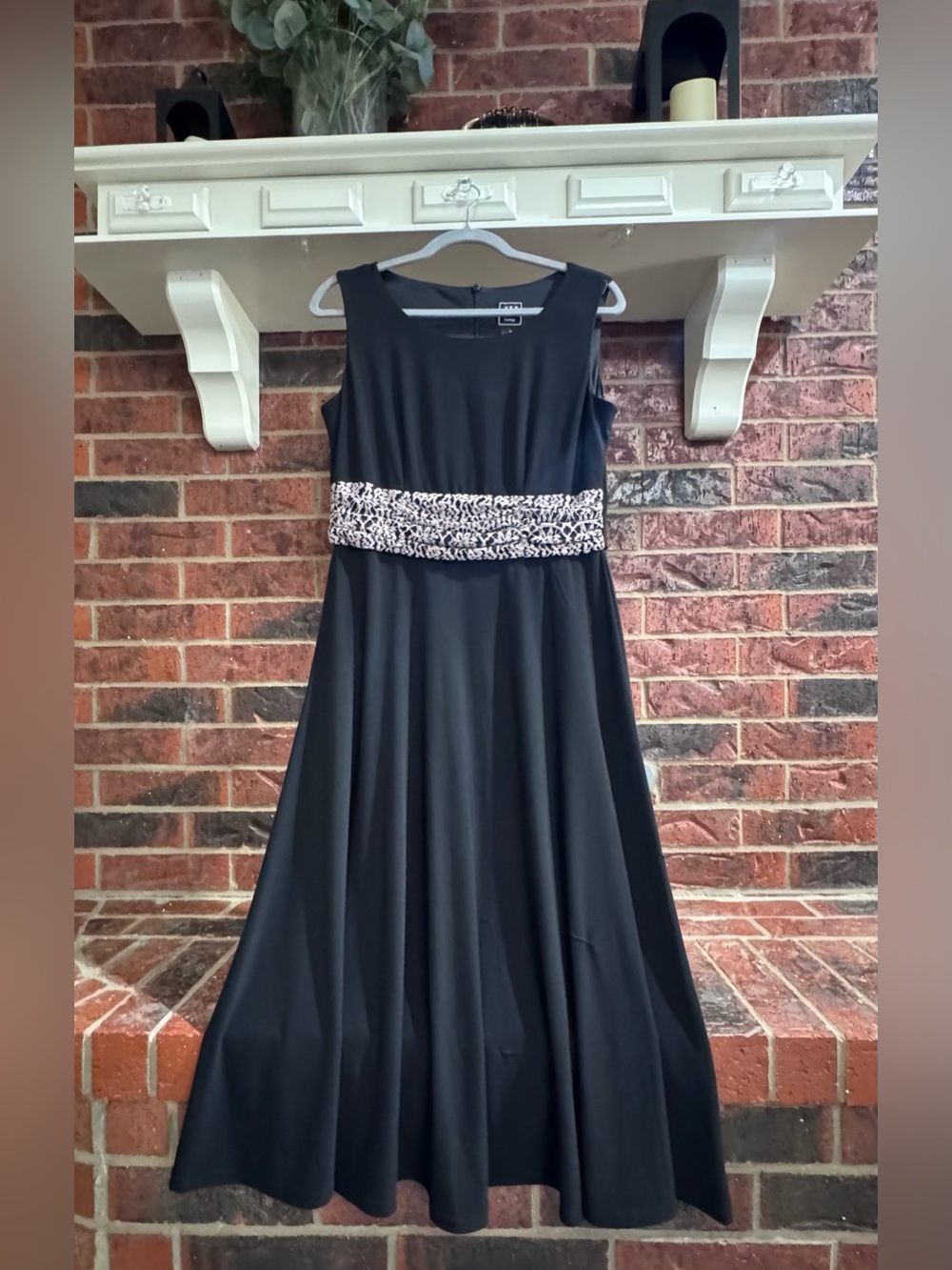Elegant Black Sleeveless Prom Dress with Embellished Waistband